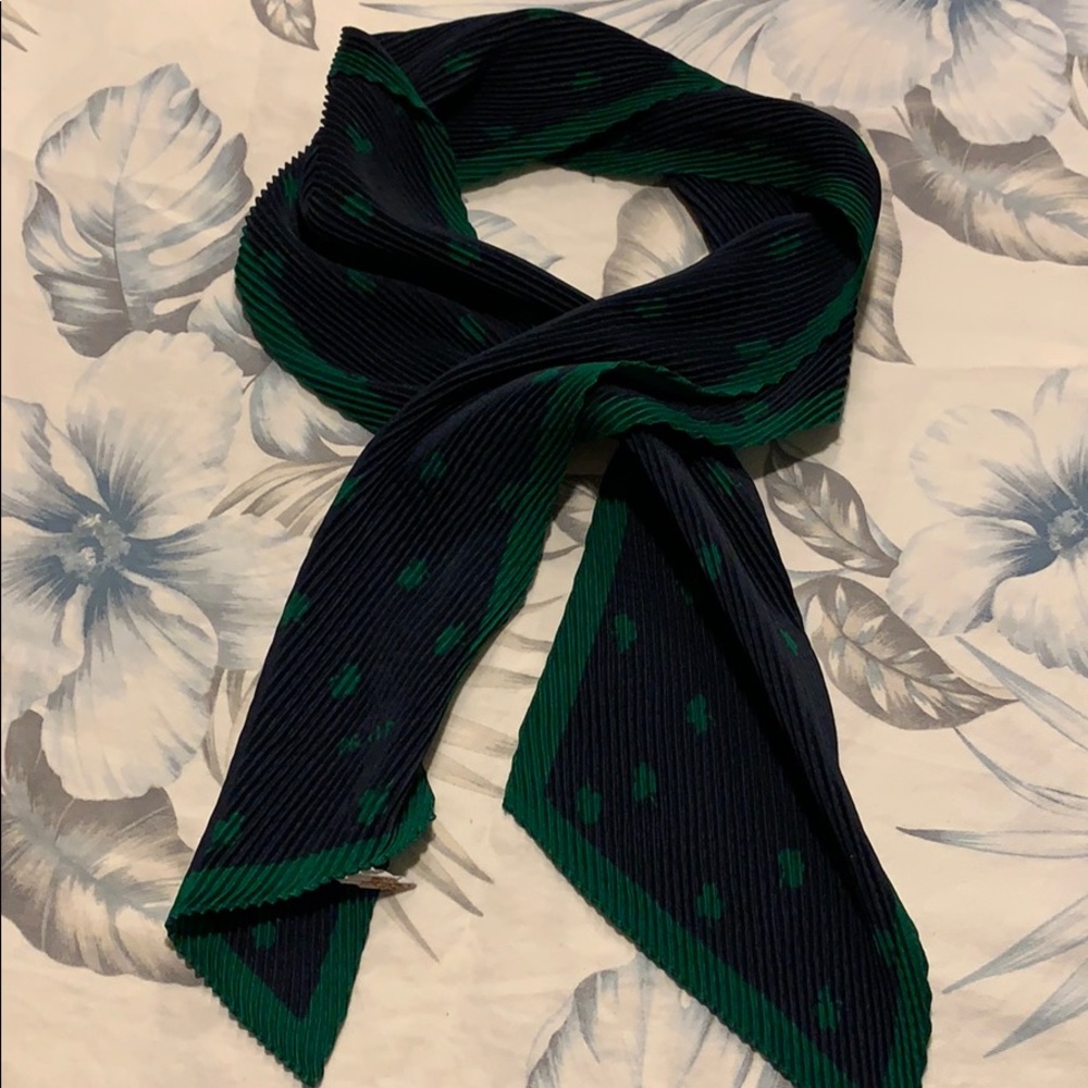 Neck pleated scarf navy and green shamrocks